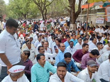 Indefinite strike begins in Ahmednagar district; A grand march was taken out by the teachers | अहमदनगर जिल्ह्यातील बेमुदत संप सुरू; शिक्षकांनी काढला भव्य मोर्चा