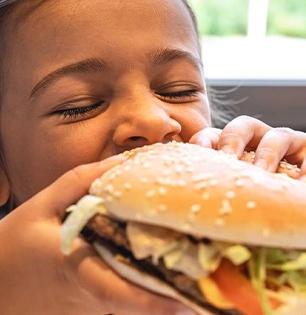 तुमच्या मुलांचं आरोग्य पोखरतेय ‘जंक’ वाळवी, पुरेसं पोषण नसल्याने जन्मभरासाठी मुलांमागे लागतात आजार