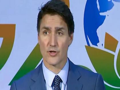 angry canadian citizen insulted pm justin trudeau in toronto | “तुमच्यामुळे कॅनडाचे वाट्टोळे झाले”; पंतप्रधान ट्रुडोंना नागरिकांनी भररस्त्यात सुनावले