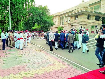 Gond-Gowari dispute Ravi Deshpande retired | गोंड-गोवारी वादावर निर्णय देणारे न्या. रवी देशपांडे सेवानिवृत्त