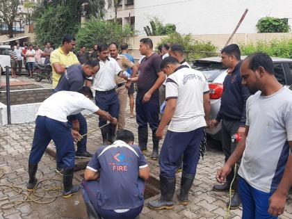 Two people died, one missing while cleaning a septic chamber of a private society manually in the wagholi area of Pune city  | चेंबरमध्ये काम करत असताना तिघांचा मृत्यू; पुण्यातील वाघोलीची घटना