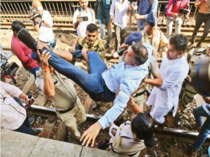 Rail stop in Dadar station; Youth Congress activists have come down on the tracks in the case of Talathi recruitment scam | दादर स्टेशनमध्ये रेल रोको; तलाठी भरती घोटाळ्याप्रकरणी युवक काँग्रेसचे कार्यकर्ते उतरले रुळांवर