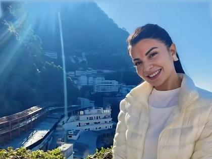 After Shah Rukh Khan, Jacqueline Fernandezmata vaishno devi shrine katra | Jacqueline Fernandez : शाहरुख खाननंतर जॅकलिन फर्नांडिसनं वैष्णोदेवीला घातलं साकडं; फोटो व्हायरल