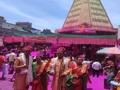 A large crowd of Navadapants for the Wawar Jatra on Jyotiba Temple | क्षेत्र जोतिबा डोंगरावर वावर जत्रासाठी नवदाम्पत्यांची मोठी गर्दी 