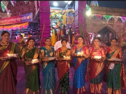 The practice of waving rice flour lamps on Jyotiba Temple exists today | जोतिबा डोंगरावर तांदळाच्या पीठाचे दिवे ओवाळणीची प्रथा आजही कायम, नेमकी प्रथा जाणून घ्या