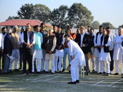 Inauguration of Cricket Stadium bjp minister Jyotiraditya Scindia powerful shot bat BJP worker is injured | क्रिकेट स्टेडियमचं उद्घाटन, ज्योतिरादित्य शिंदेंचा जोरदार शॉट; भाजप कार्यकर्ताच जखमी