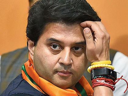 Jyotiraditya Shinde's big blow to Congress in Chambal valley; First former MLA, then 228 office bearers enters in BJP | चंबलच्या खोऱ्यात ज्योतिरादित्य शिंदेंचा काँग्रेसला मोठा झटका; आधी माजी आमदार, नंतर २२८ पदाधिकारी फोडले