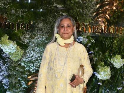 Jaya Bachchan, who is constantly lashing out at the paparazzi, gave her first reaction, netkari said... | सतत पापाराझींवर भडकणाऱ्या जया बच्चन यांनी पहिल्यांदाच दिली अशी रिअ‍ॅक्शन, नेटकरी म्हणाले...