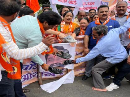 No apology to traitors agitation in Pune by adding shoes to the photos of rebel MLAs | 'गद्दारांना माफी नाही', पुण्यात बंडखोर आमदारांच्या फोटोला जोडे मारत आंदोलन