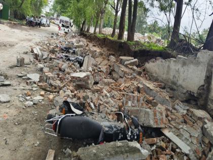 2 workers killed and 3 injured in wall collapse at Koregaon Bhima | Video: कोरेगाव भिमा येथे भिंत कोसळून २ कामगारांचा मृत्यू तर ३ जखमी