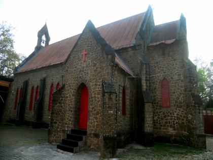 St Andrews Church in Pune covered with stones and limestone | Christmas Days: दगड अन् चुन्याने नटलेले पुण्यातील सेंट अँण्ड्रूज चर्च