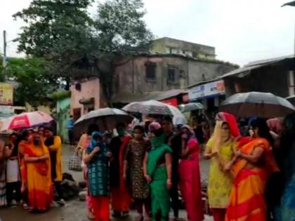 because of this residents closed the road at dawadi village | ...."म्हणून" रहिवाशांनी केला रस्ता बंद 