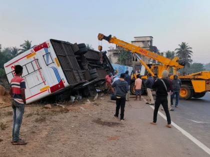 Luxury bus overturns on Mumbai-Goa highway; Two killed in accident; Six people were seriously injured | मुंबई-गोवा महामार्गावर लक्झरी बस पलटी; अपघातात दोघांचा मृत्यू; सहाजण गंभीर जखमी