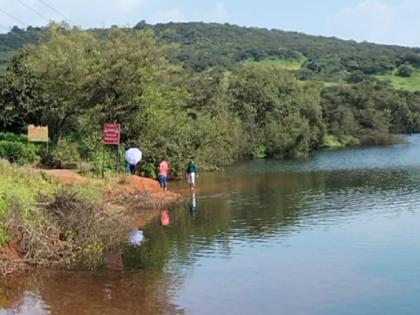 Fatal stunt of tourists at Kas Dam in Satara, ignoring the danger | साताऱ्यातील कास धरणावर पर्यटकांचा जीवघेणा स्टंट, धोक्याकडे दुर्लक्ष 