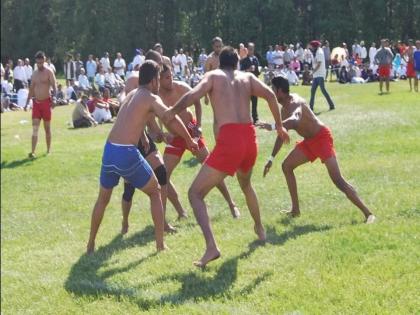 Kabaddi competition in Gariaband Chhattisgarh unique prize pamphlet viral | 'या' कबड्डी स्पर्धेत विजेत्यांना मिळणार अनोखं बक्षीस, काय ते वाचून व्हाल अवाक्... 