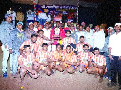 Pune's Sinhagad Sanghvi Sanghigiri Manchari - State's renowned 42 teams participate | पुण्याचा सिंहगड संघ सेवागिरी चषकाचा मानकरी-राज्यातील नामवंत ४२ संघांचा सहभाग