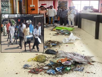 The villagers threw the garbage in the Gram Panchayat office Kabanur in Kolhapur | बँडबाजा वाजवत संतप्त ग्रामस्थांनी ग्रामपंचायत कार्यालयातच टाकला कचरा, कोल्हापुरातील कबनूरमधील घटना