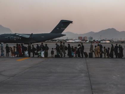 afghanistan taliban crisis horrible situation at kabul airport people pay rs 3000 for water bottle 7500 for plate of rice | Afghanistan Crisis : काबुल विमानतळावर उपासमारीचे संकट; 3000 रुपयांना पाण्याची बाटली तर 7500 रुपयांना जेवण 