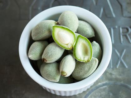 side effects of raw almonds | Green Almonds: कच्चा बदाम गाणं एकायला चांगलं, पण प्रत्यक्षात कच्चे बदाम खाल तर होतील 'हे' गंभीर आजार