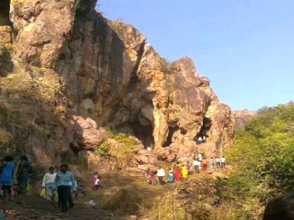 Will pilgrims walk through potholes in Kachargarh Yatra? Hands up done by the construction department | कचारगड यात्रेत यात्रेकरू खड्ड्यांतून चालणार का? बांधकाम विभागाने केले हात वर 