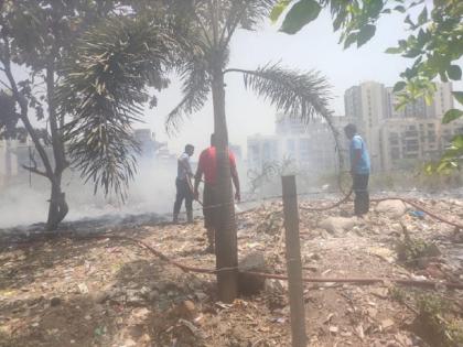 Due to the negligence of the municipality, garbage was set on fire in Mira Road and trees were burnt | पालिकेच्या हलगर्जीपणा मुळे मीरारोड मध्ये कचऱ्याला आग लागून झाडे जळाली