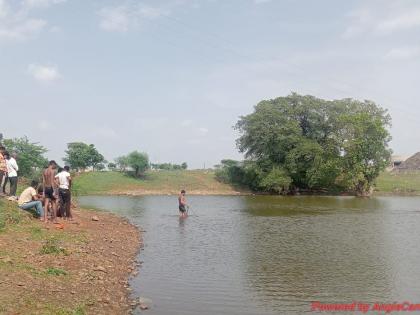The temptation to swim in the lake cost him his life; a young man from Chalisgaon drowned in the lake | तलावात पोहण्याचा मोह जिवावर बेतला; चाळीसगावचा तरुण आष्टीत बुडाला
