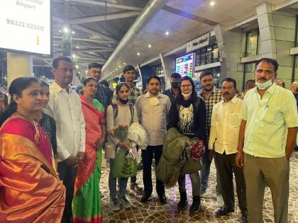 250 Indian students arrive at Pune airport from Ukraine | युक्रेनमधून २५० भारतीय विद्यार्थी सुखरुप परतले; मंत्री कदमांनी केले शिवांजली, ऐश्वर्यांचे स्वागत