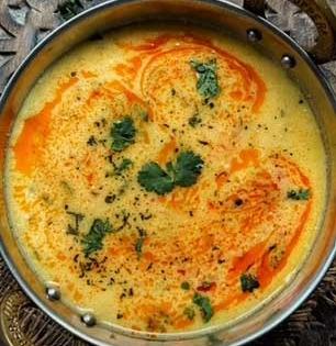 कढी म्हणजे समाधान !! खिचडीसोबत करा अशी मसालेदार कढी, नेहमीपेक्षा वेगळी रेसिपी