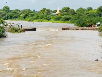 Heavy rain floods Kadi river; The alternative bridge is carried away for the second time! | जोरदार पावसाने कडी नदीला पूर; पर्यायी पूल दुसऱ्यांदा गेला वाहून!