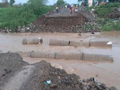 Due to heavy rains, a temporary bridge was swept away by the flood on Kadinadi | मुसळधार पावसाचा तडाखा, कडीनदीच्या पुरात तात्पुरता पूल गेला वाहून