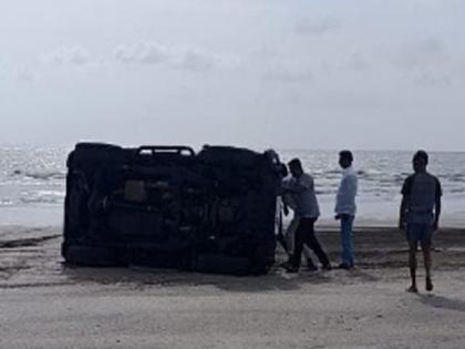 Pune tourists were involved in a stunt at Karde beach, the car overturned due to loss of control | Ratnagiri: कर्दे समुद्रकिनारी स्टंटबाजी आली पुण्यातील पर्यटकांच्या अंगाशी, नियंत्रण सुटल्याने कार उलटली Pune tourists were involved in a stunt at Karde beach, the car overturned due to loss of control | Ratnagiri: कर्दे समुद्रकिनारी स्टंटबाजी आली पुण्यातील पर्यटकांच्या अंगाशी, नियंत्रण सुटल्याने कार उलटली