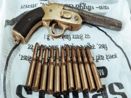 Desi katta seized from Agra youth; 11 live cartridges | आग्र्याच्या तरूणाकडून देशी कट्टा जप्त; ११ जिवंत काडतुसे