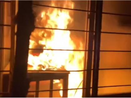 Angry activists of Swabhimani Shetkari Sanghatana set fire to MSEDCL office in Kagal | वीजेचे आंदोलन पेटले, संतप्त शेतकऱ्यांनी कागलमधील महावितरणचे कार्यालय पेटवलं