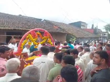 Mother funeral was carried out in a palanquin in Kolhapur, the palanquin was done a year ago | Kolhapur: चक्क पालखीतून काढली आईची अंत्ययात्रा, एक वर्षे आधीच करुन घेतली पालखी 