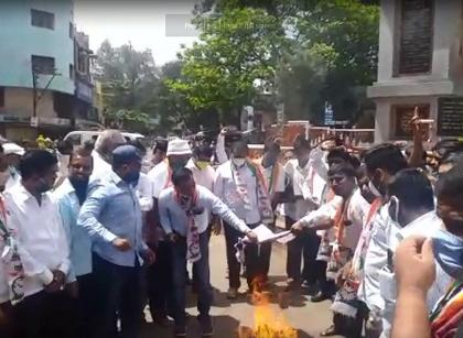 Burning of the image of Gopichand Padalkar at Kagal | कागल येथे गोपीचंद पडळकर यांच्या प्रतिमेचे दहन