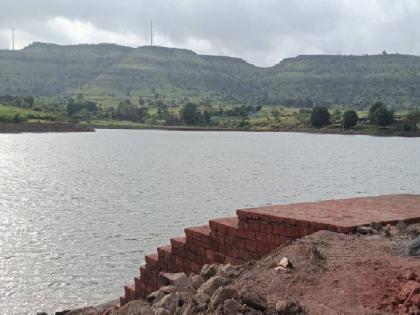 Beautification of the lake, which is the main water source of Varud village in Khatav taluka satara | Satara: दुष्काळी भागात साकारतोय प्रति कास तलाव!, पर्यटनासाठी मिळणार चालना