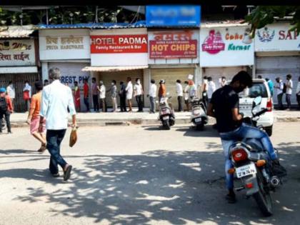 Lockdown News: Long queues for liquor purchases; But since the shops were not open, Taliram's hirmod | Lockdown News:दारू खरेदीसाठी लांबच्या लांब रांगा; पण दुकाने उघडली नसल्याने तळीरामांचा हिरमोड