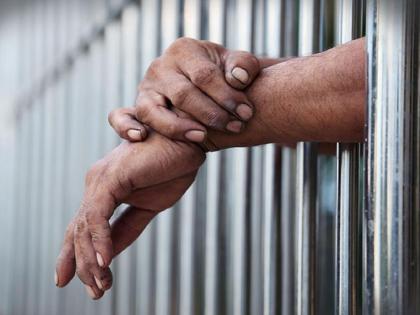 200 crore contract dispute for supply of goods to prisons; Contract awarded on a request letter | कारागृहात वस्तू पुरवठ्याचा २०० कोटींच्या ठेक्याचा वाद; एका विनंती पत्रावर दिला ठेका 