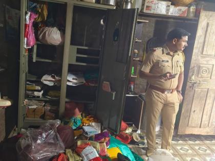 Beed: Thieves broke into a house by breaking the door; looted jewellery and cash worth lakhs at the threat of a sharp weapon | Beed: दरवाजा तोडून चोरटे घरात घुसले; धारदार शस्त्राच्या धाकावर लाखोंचे दागिने, रोकड लुटली Beed: Thieves broke into a house by breaking the door; looted jewellery and cash worth lakhs at the threat of a sharp weapon | Beed: दरवाजा तोडून चोरटे घरात घुसले; धारदार शस्त्राच्या धाकावर लाखोंचे दागिने, रोकड लुटली