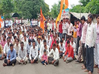 Rastaroko in Kaij taluka for Demand of Maratha Reservation | मराठा आरक्षणच्या मागणीसाठी केज तालुक्यात रास्तारोको