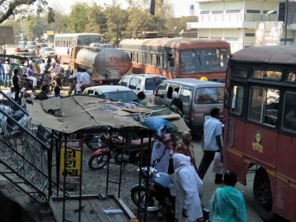 Road work and the hinges of traffic due to both pillars | रस्त्याचे काम अन् दोन्ही खांबांमुळे वाहतुकीचा खोळंबा