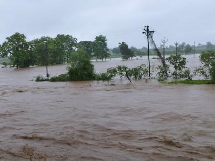 Heavy rains in Kajleshwar area; The red form of Uma river! Water is water in hundreds of hectares of fields, washim | काजळेश्वर परिसरात मुसळधार; उमा नदीचे रौद्र रुप! शेकडो हेक्टर शेतात पाणीच पाणी