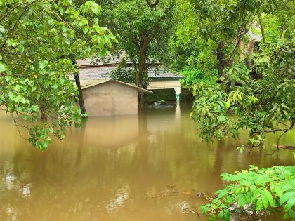 Heavy rain continues in Ratnagiri district, Samba temple in Tonde surrounded by flood water | रत्नागिरी जिल्ह्यात पावसाचा जोर कायम, तोणदेतील सांब मंदिराला पुराच्या पाण्याचा वेढा