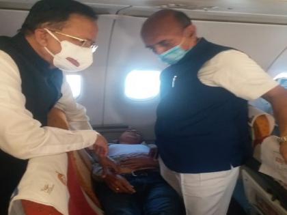 Passenger in plane fell down, Minister Dr. Bhagwat Karad and MP Dr. Subhash Bhamre ran for help | विमान प्रवाशाची तब्येत बिघडली, डॉ. भागवत कराड आणि डॉ. सुभाष भामरे धावले मदतीला