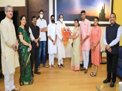 shiv sena dadra nagar haweli mp kalaben delkar meets cm uddhav thackeray said historical victory | Shiv Sena Kalaben Delkar : "हा ऐतिहासिक विजय," कलाबेन डेलकर यांनी घेतली उद्धव ठाकरेंची भेट