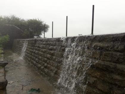 The creek filled the lake, water started flowing down the drain ... | कळंबा तलाव भरला, पाणी सांडव्यावरुन वाहू लागले...