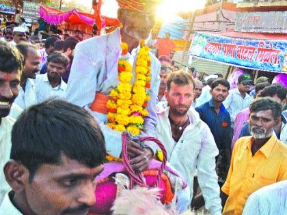 Raja's arrival in the Kalgaon of Indore arrived by sitting on the Darshan-Horse of Shambhu Mahadev | इंदूरच्या कालगावडे राजांनी घेतले शंभू महादेवाचे दर्शन-घोड्यावर बसून आगमन