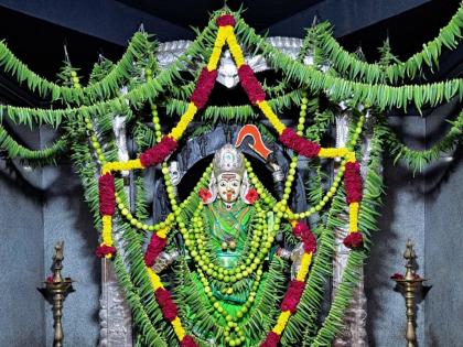 Kalika Devi adorned with lemon and okra; Warai Navratri festival begins in Solapur  | कालिका देवी लिंबू अन् भेंडीनं अलंकृत; सोलापुरात वाराई नवरात्र महोत्सव सुरु 