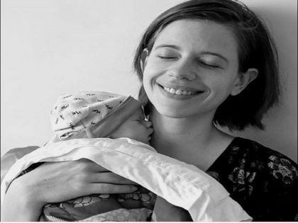 Kalki Koechlin shares the New Photo of her new baby girl Sappho | कल्कि कोल्चिनने मुलीसोबतचा फोटो केला शेअर, मदरहूड करते एन्जॉय,पाहा हे क्युट फोटो