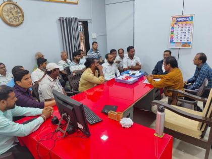 Kalmath villagers surround Mahavitaran officials over electricity problem | Sindhudurg: वीज समस्येवरून कलमठ ग्रामस्थांचा महावितरणच्या अधिकाऱ्यांना घेराव!, कनिष्ठ अभियंता व ग्रामस्थांमध्ये बाचाबाची Kalmath villagers surround Mahavitaran officials over electricity problem | Sindhudurg: वीज समस्येवरून कलमठ ग्रामस्थांचा महावितरणच्या अधिकाऱ्यांना घेराव!, कनिष्ठ अभियंता व ग्रामस्थांमध्ये बाचाबाची